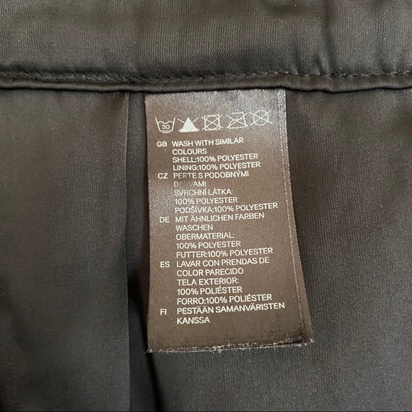 ❌ SOLD || H&M Pleated Shimmer Shorts - Picture 8 of 9